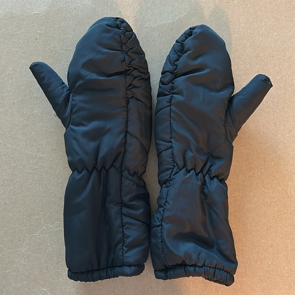 EUC Reversible black pull through scarf and matching mittens Super soft and warm - Picture 2 of 10